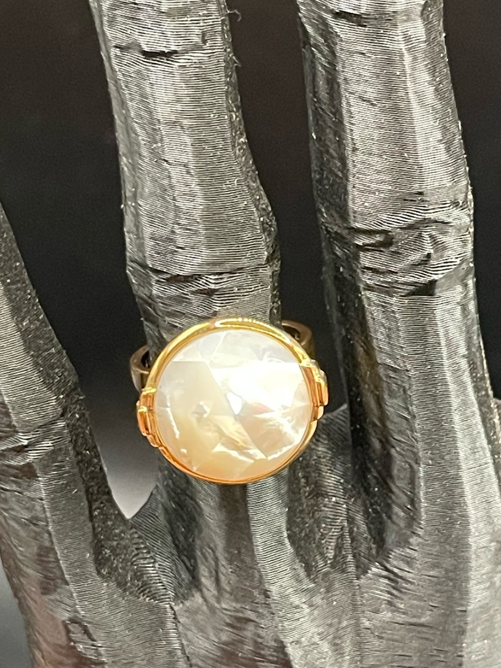 Henri Bendel RETIRED Gold-Tone Ring with Iridescent Mother-of-Pearl Size 6.5